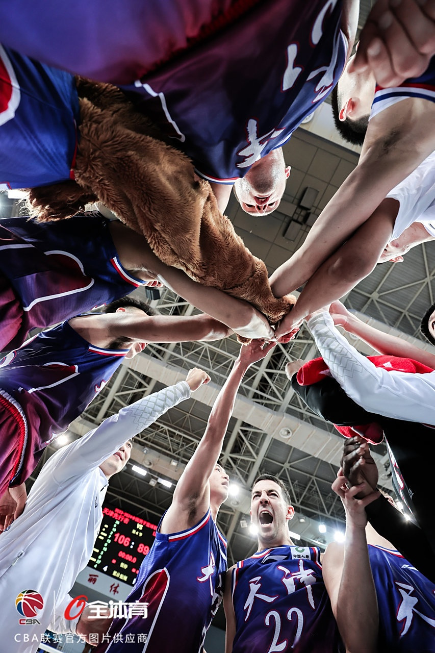 翻开胜利一页,球员们团结一致战斗到底 翻开胜利一页,球员们团结一致战斗到底