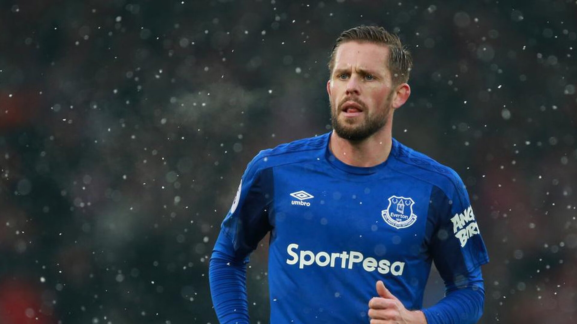 赛场双星闪耀,快船完胜马刺展团队之力,克莱欧冠淘汰赛接管比赛显英雄本色