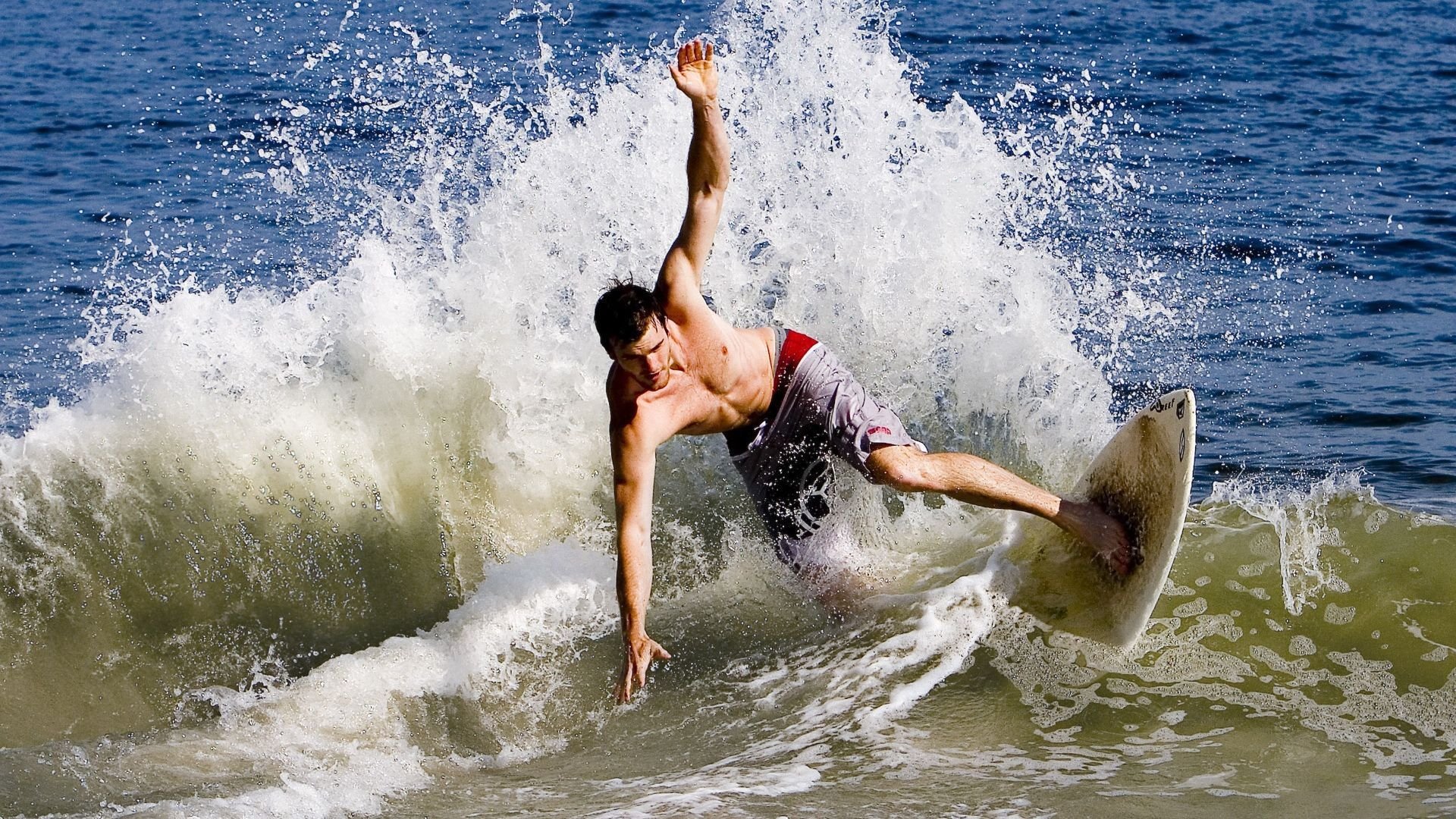 赛道上的孤勇者，汉密尔顿如何扛起全队，实现梅赛德斯的惊天逆转